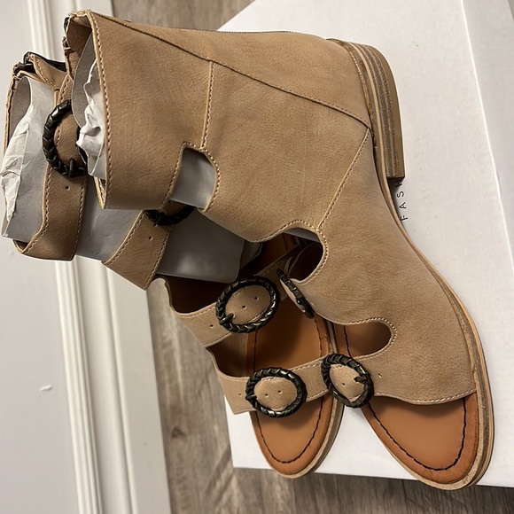 BNWB Tan Sandals - Picture 8 of 8